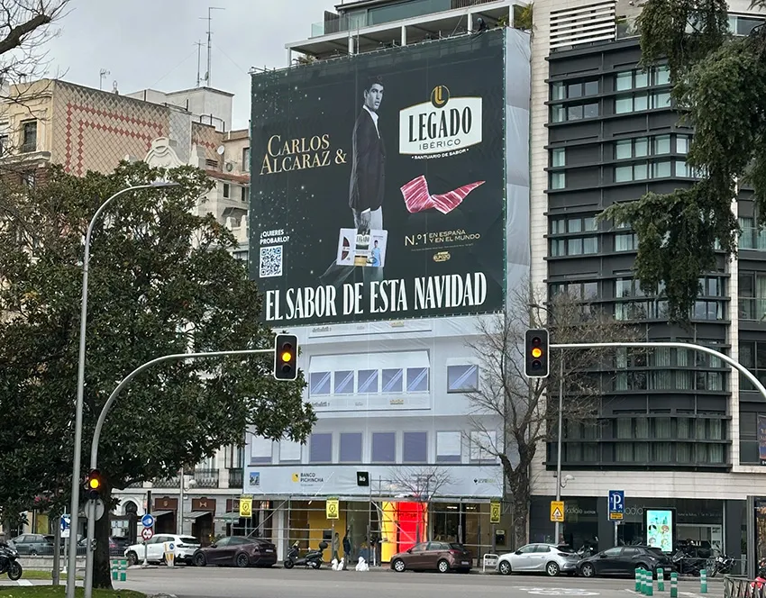 La gran lona de Legado Ibérico y Carlos Alcaraz en Madrid_ el sabor de esta Navidad