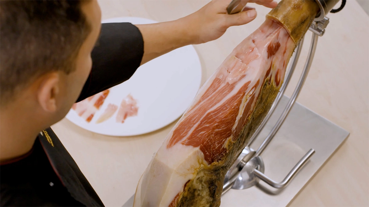 Errores más comunes al cortar y servir jamón: consejos para disfrutar Legado Ibérico en casa