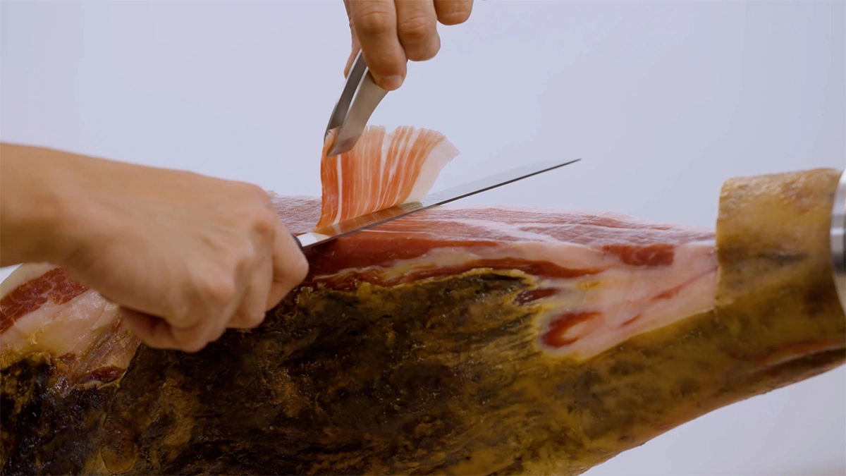 Errores más comunes al cortar y servir jamón: consejos para disfrutar Legado Ibérico en casa